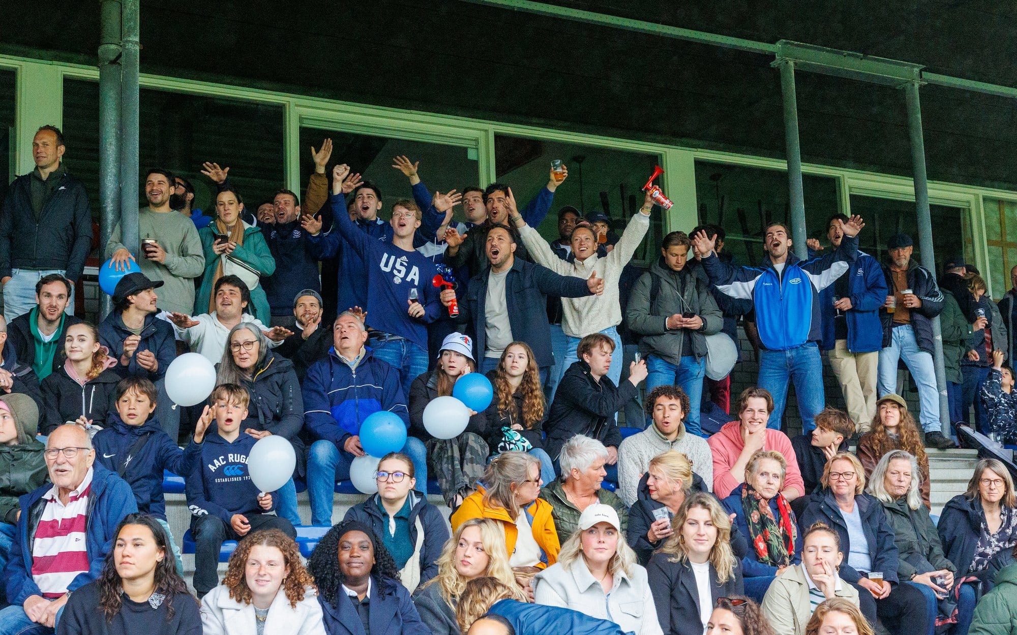 AAC-supporters juichen vanaf de tribune op een wedstrijddag op Sportpark De Eendracht