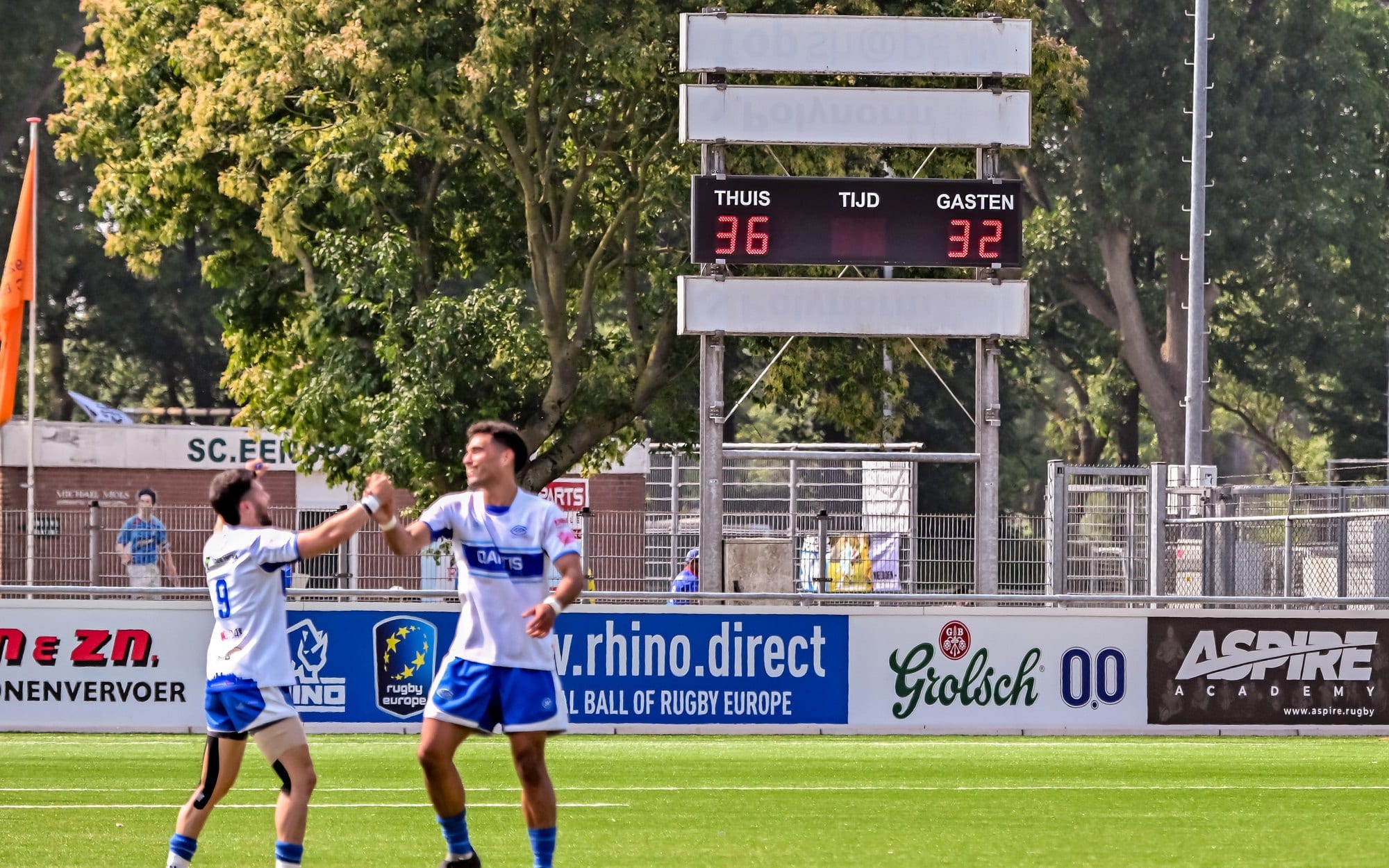 AAC-spelers vieren feest voor de sponsorboarding langs het veld