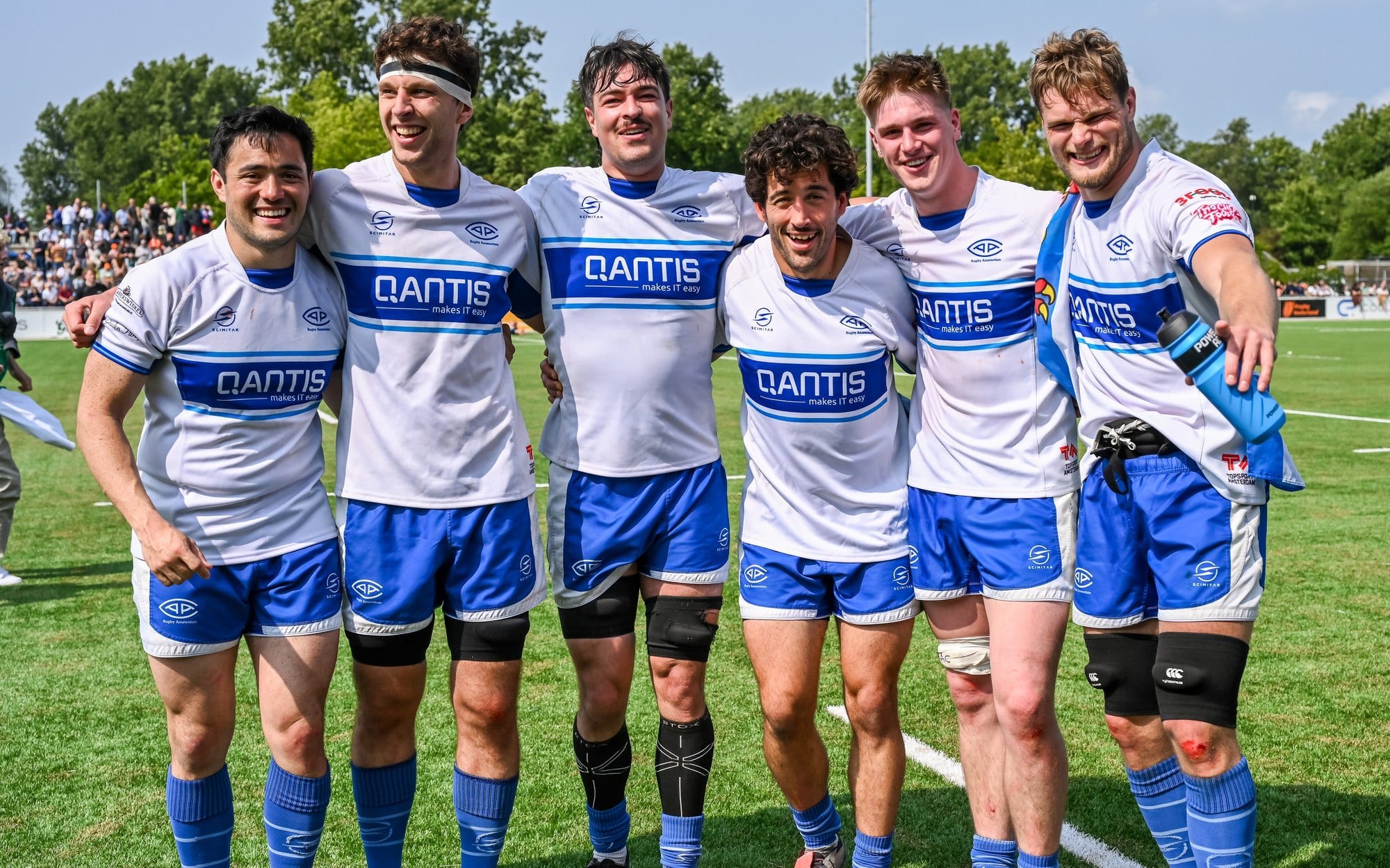 AAC-spelers in clubtenue met QANTIS als shirtsponsor op de borst
