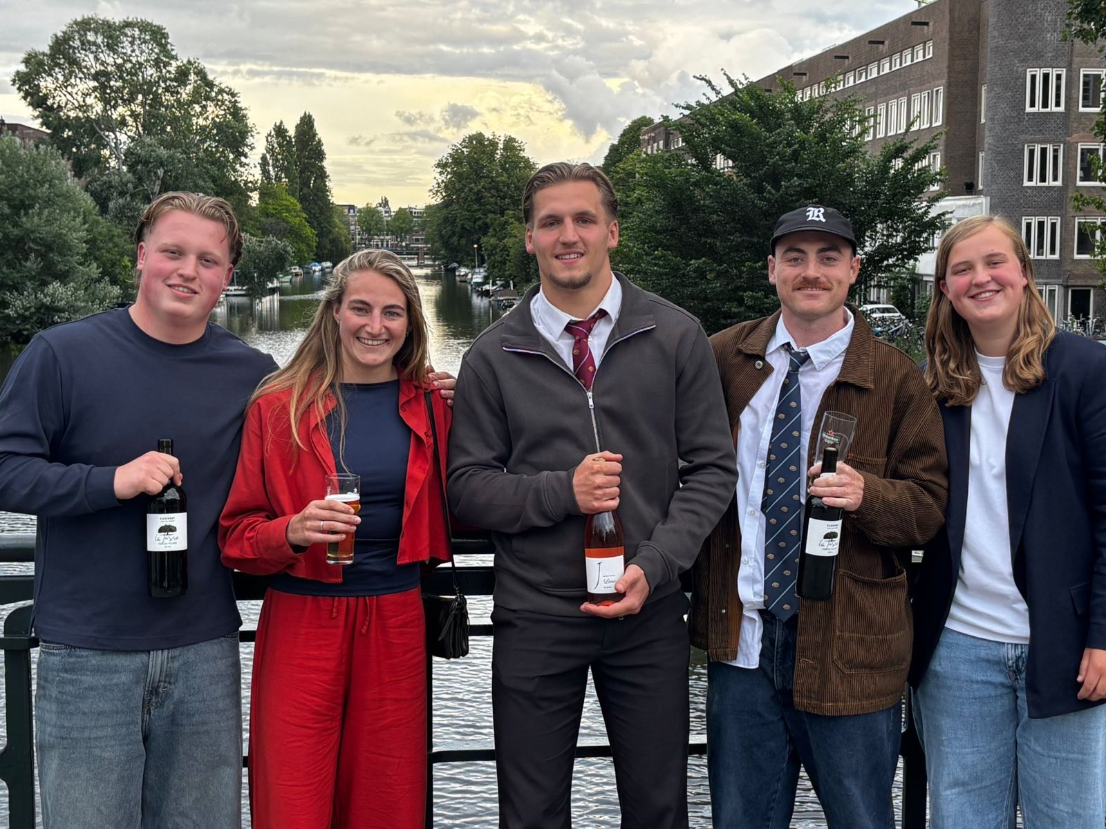 De vijf prijswinnaars van de spelersstemming 2025/26 samen op een Amsterdamse brug