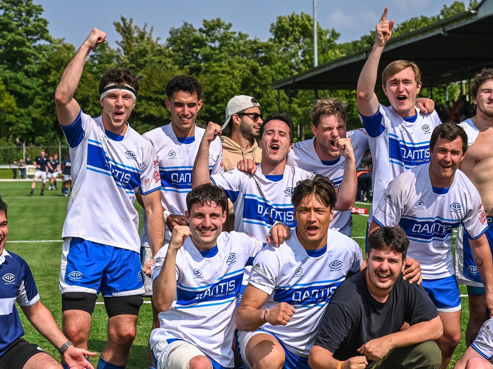 Het AAC-herenteam viert samen een overwinning