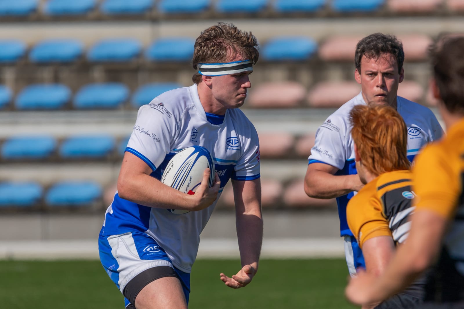 AAC-baldrager breekt door in blauw-wit met een medespeler in steun