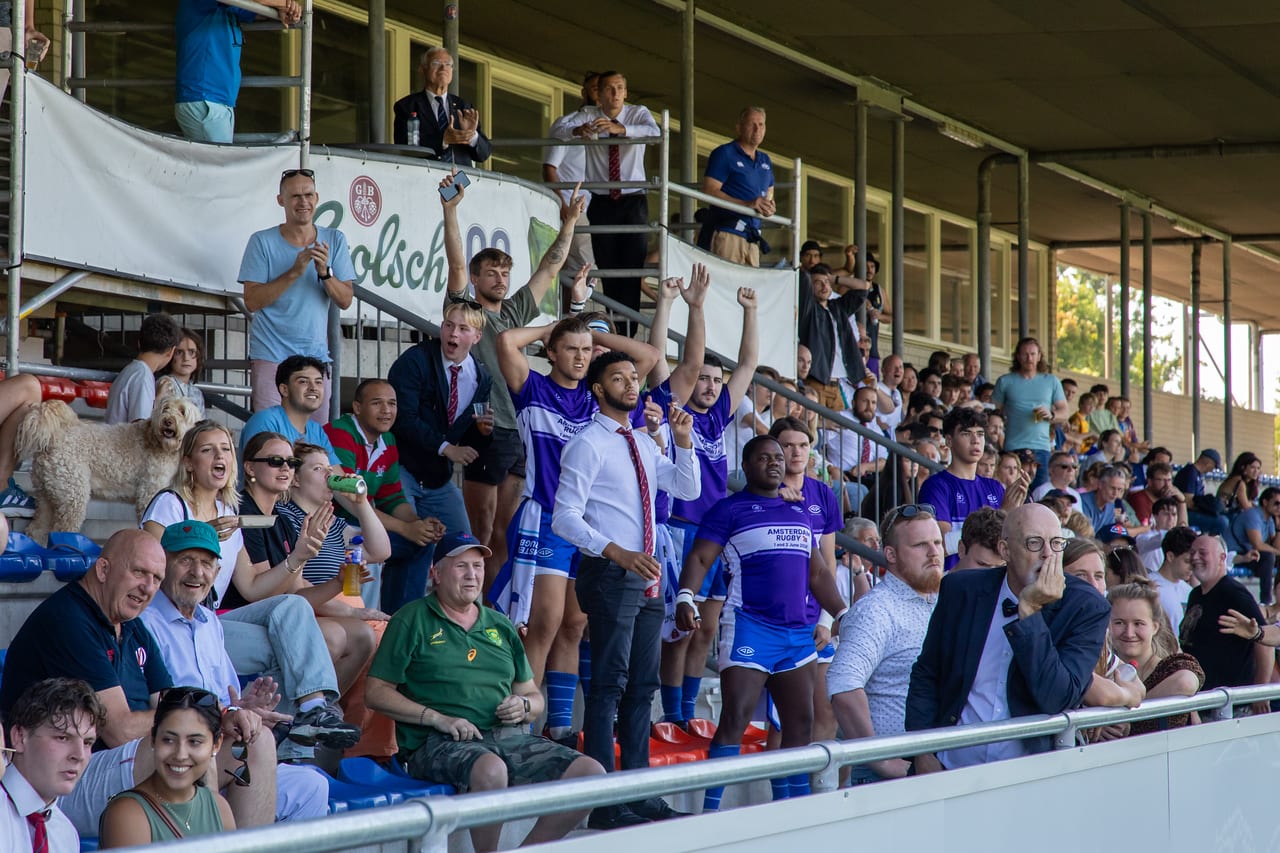 AAC-spelers, families en supporters op de tribune tijdens een wedstrijddag