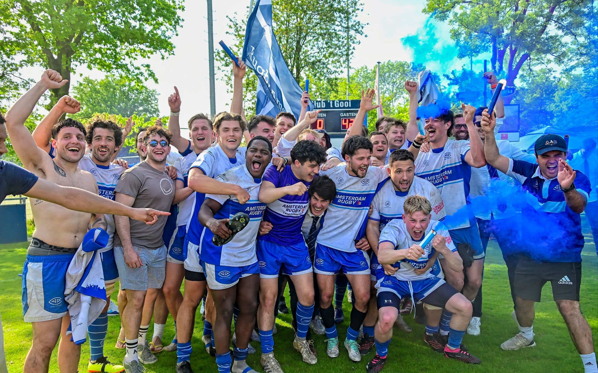 AAC-spelers vieren een overwinning