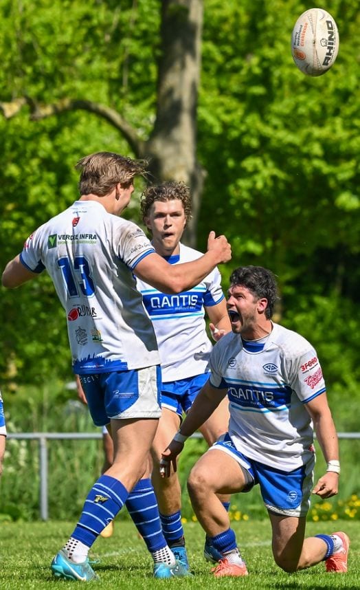 AAC Rugby-spelers vieren samen een try op het veld van Sportpark De Eendracht
