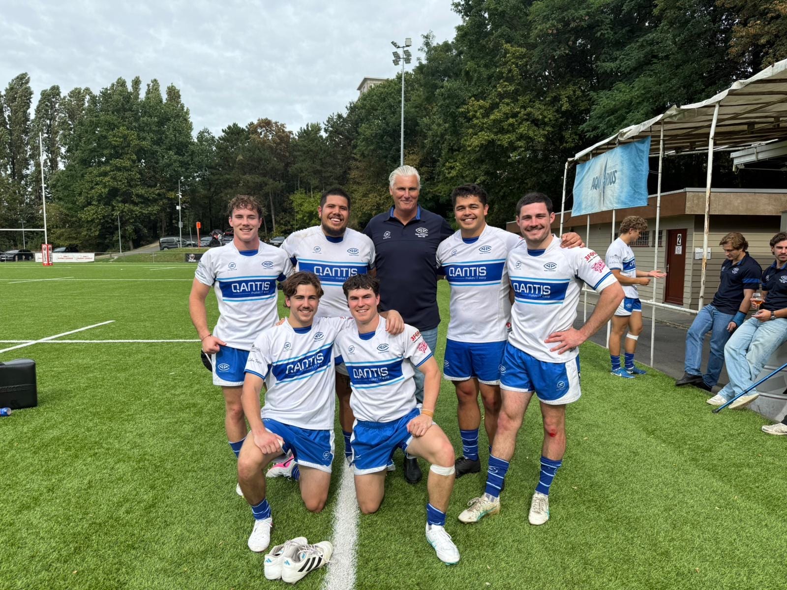 AAC-spelers in wit-blauw wedstrijdtenue na de oefenwedstrijd tegen Royal Kituro