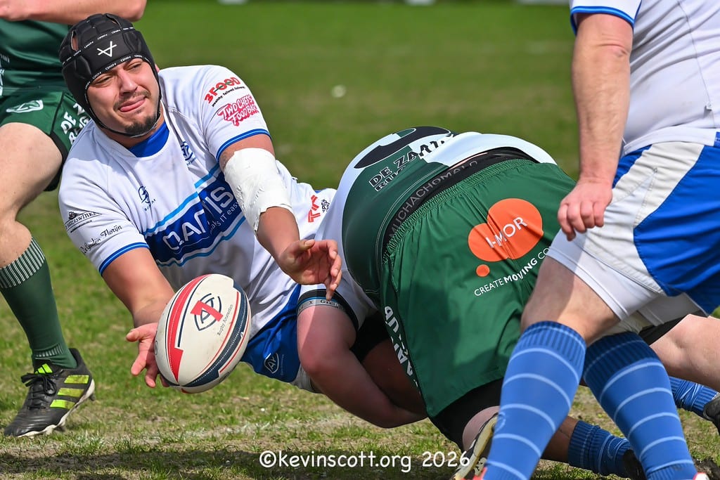 AAC 2nd XV speler offloading under pressure tegen Zaanse RC