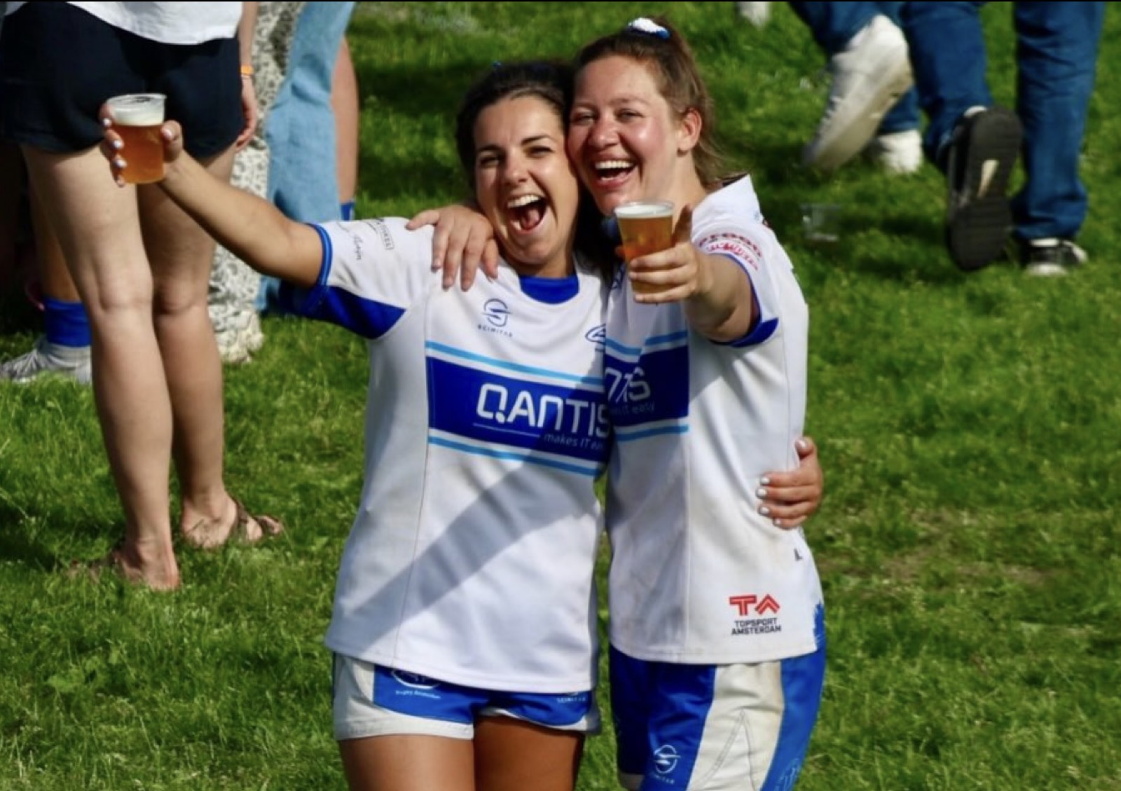 Twee AAC-dames in blauw-wit tenue vieren samen