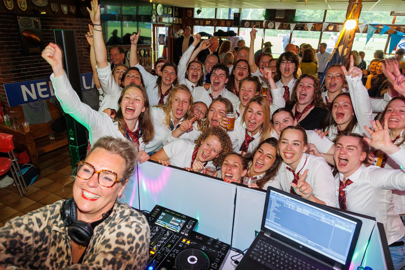 Kampioensavond in het AAC-clubhuis met de dj-booth, mei 2025
