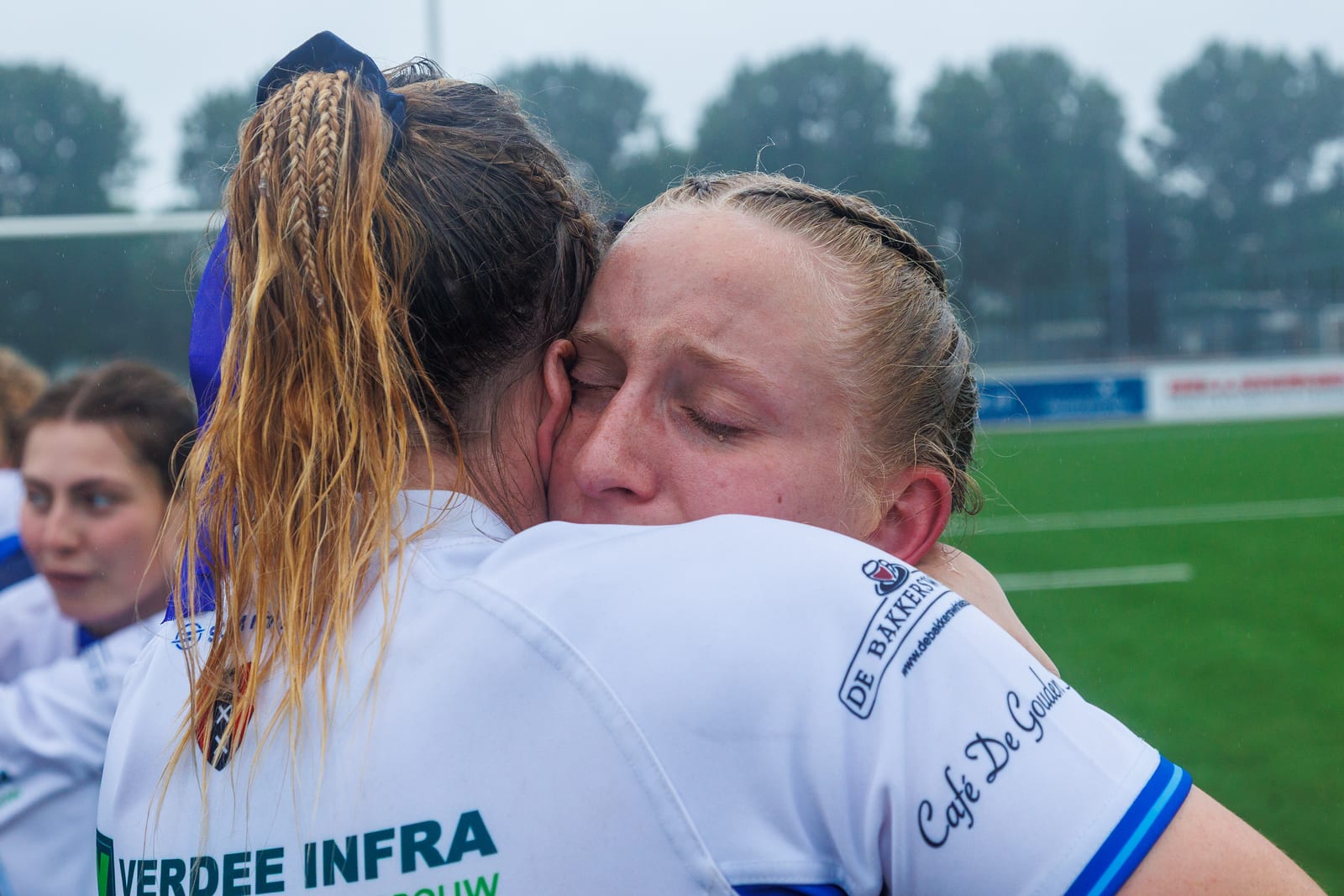 AAC dames embrace bij eindsignaal van de finale