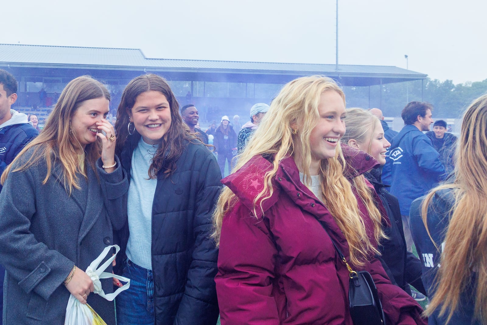 AAC-supporters langs het veld bij de finale van de Dames Ereklasse 2024–25