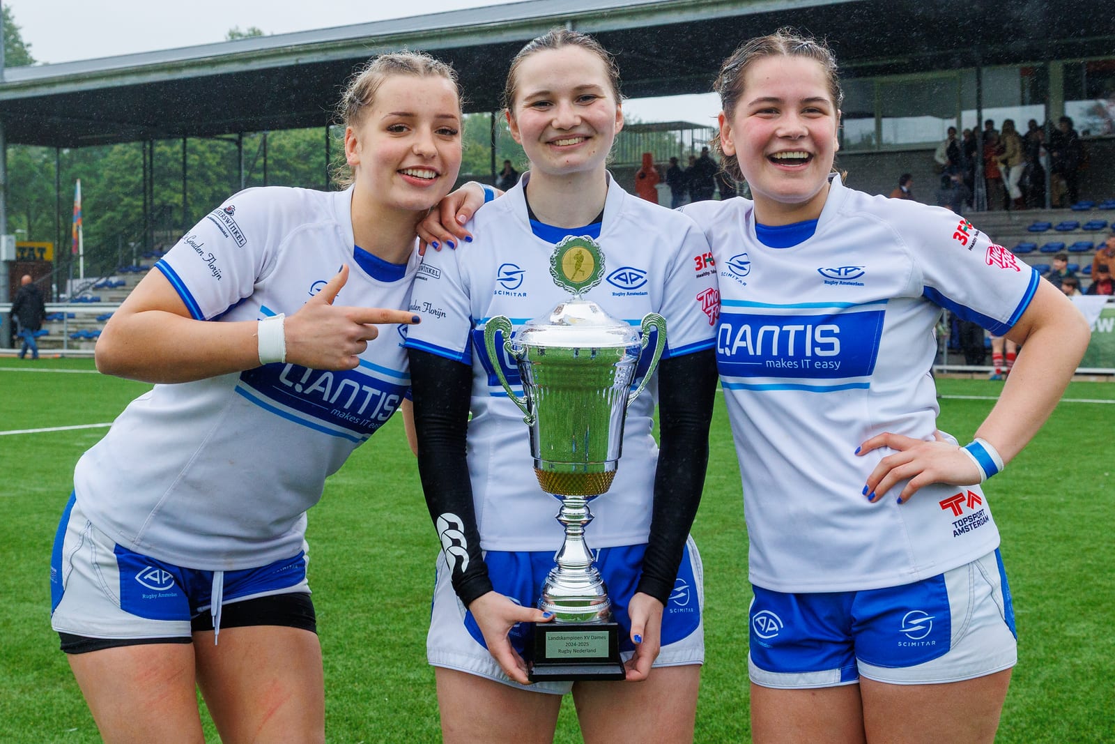 Three AAC dames met de Ereklasse trofee
