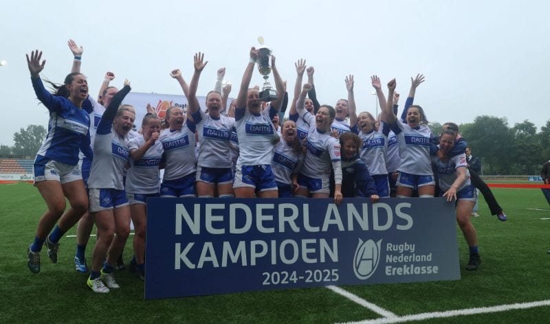 AAC-dames tillen de Dames Ereklasse-trofee op voor het bord Nederlands Kampioen 2024–2025