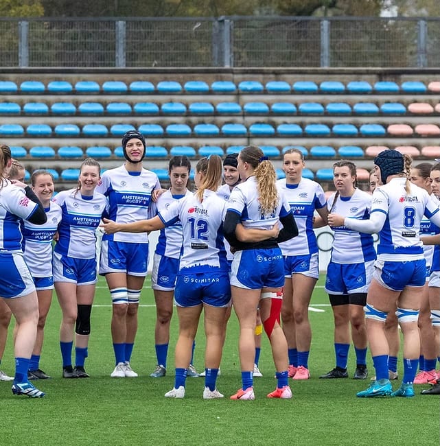 AAC-damesteam in een voorbespreking voor de wedstrijd
