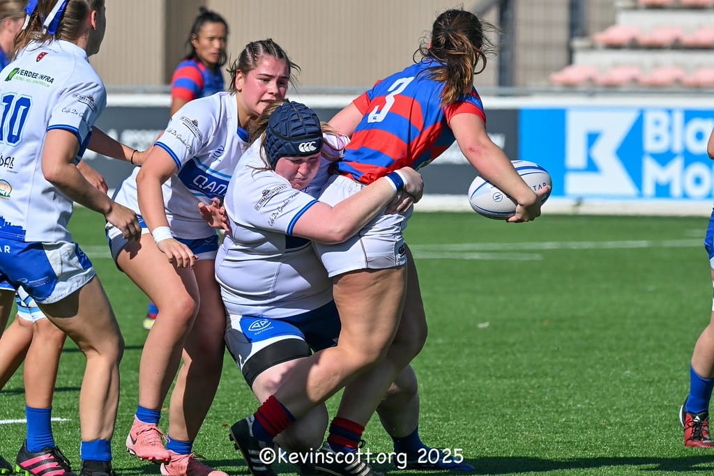 AAC-voorwaartse met scrumcap maakt een tackle tegen Utrecht URC