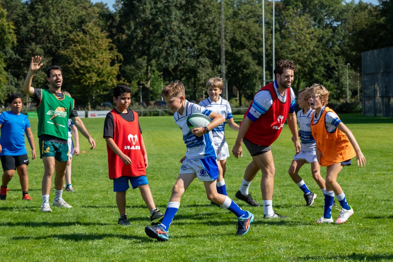 AAC-jeugdspeler met de bal tijdens een training