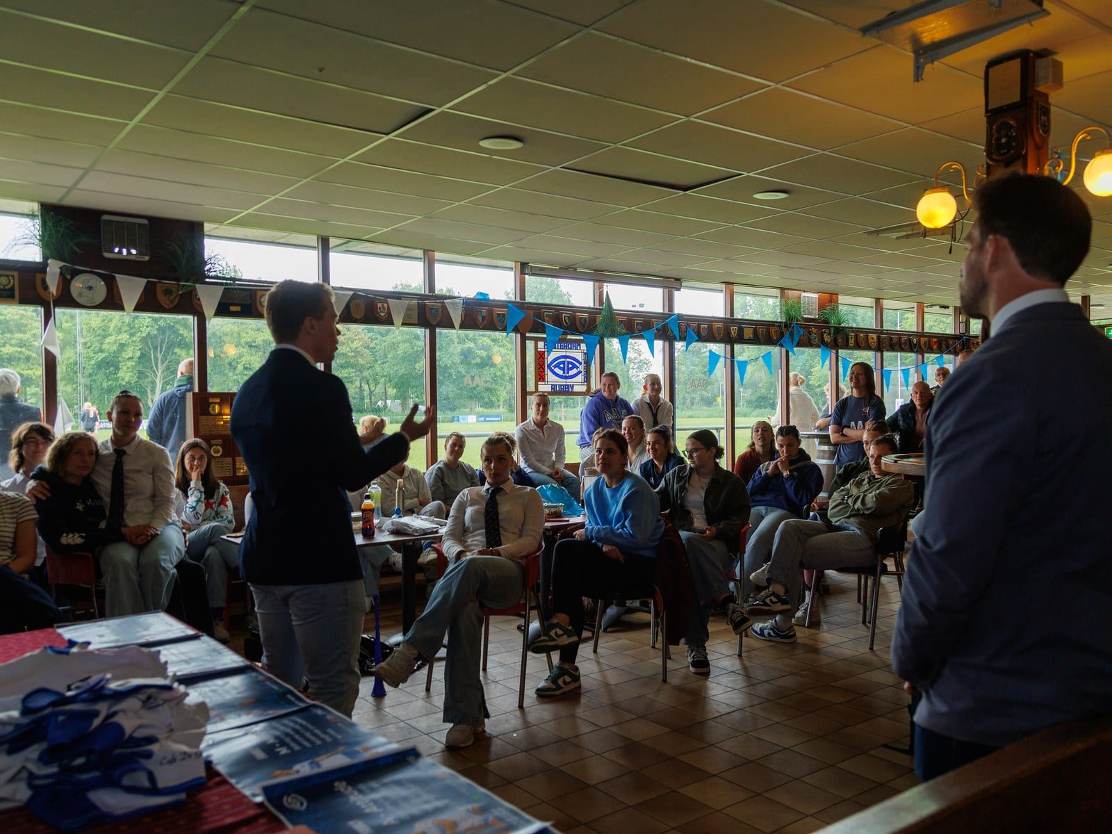 Sponsorpresentatie voor leden en partners in het AAC-clubhuis