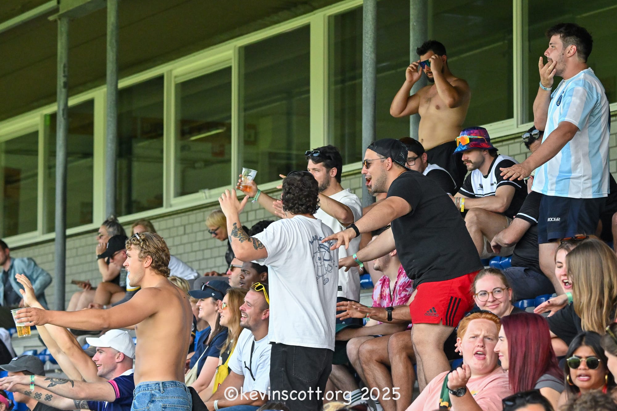 supporters kijken van de tribune tijdens Amsterdam AAC v Geezers bij de 2025 Amsterdam Sevens
