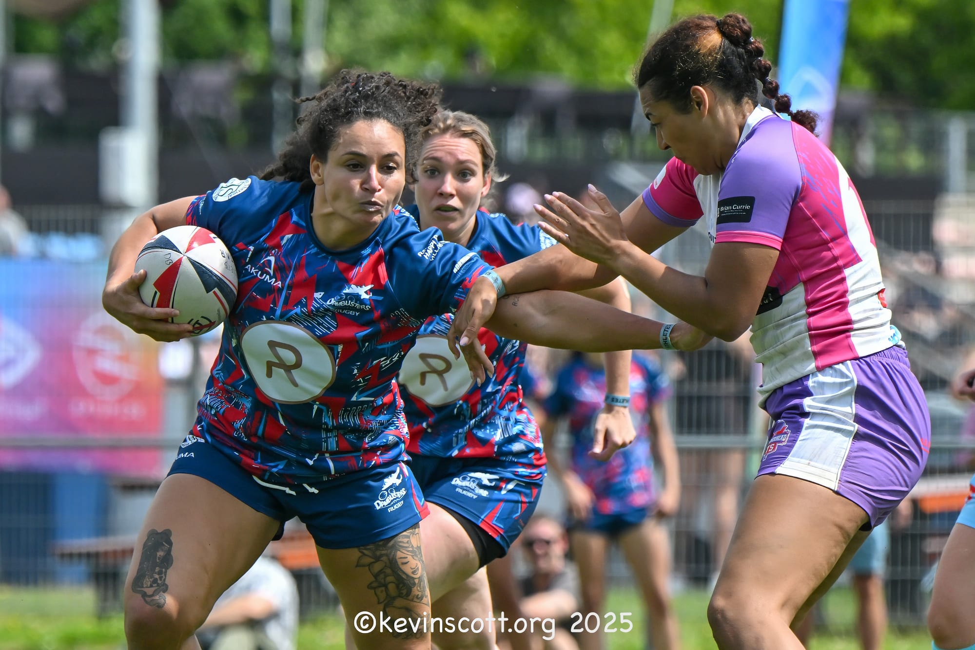 Een dames-sevensteamster breekt door langs een verdediger tijdens de Amsterdam Sevens 2025