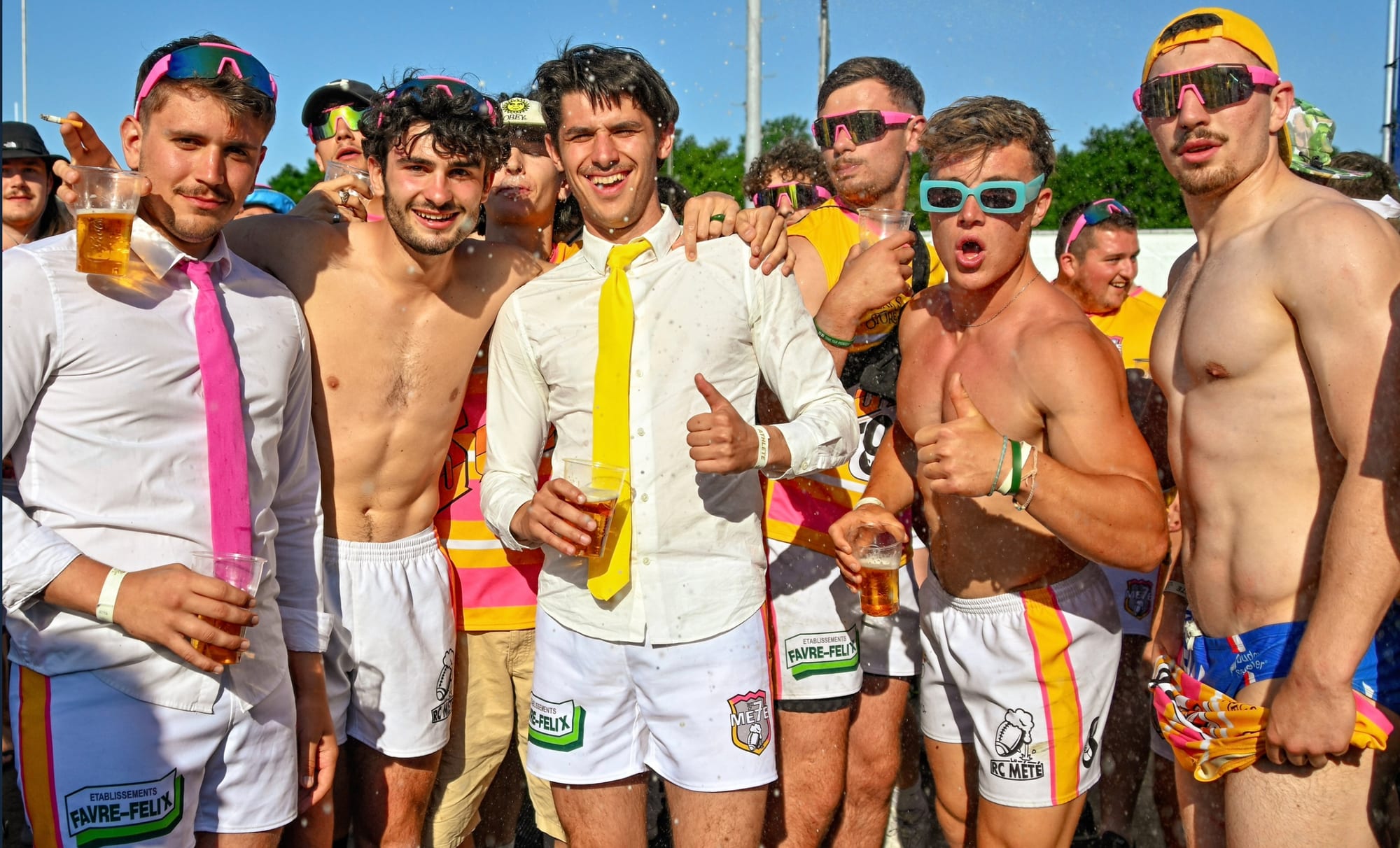 een groep spelers in overhemden en stropdassen geniet de Amsterdam Sevens feest na het toernooi