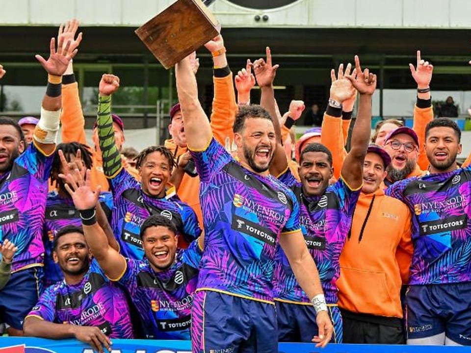 Kampioenen tillen de trofee bij de Amsterdam Sevens