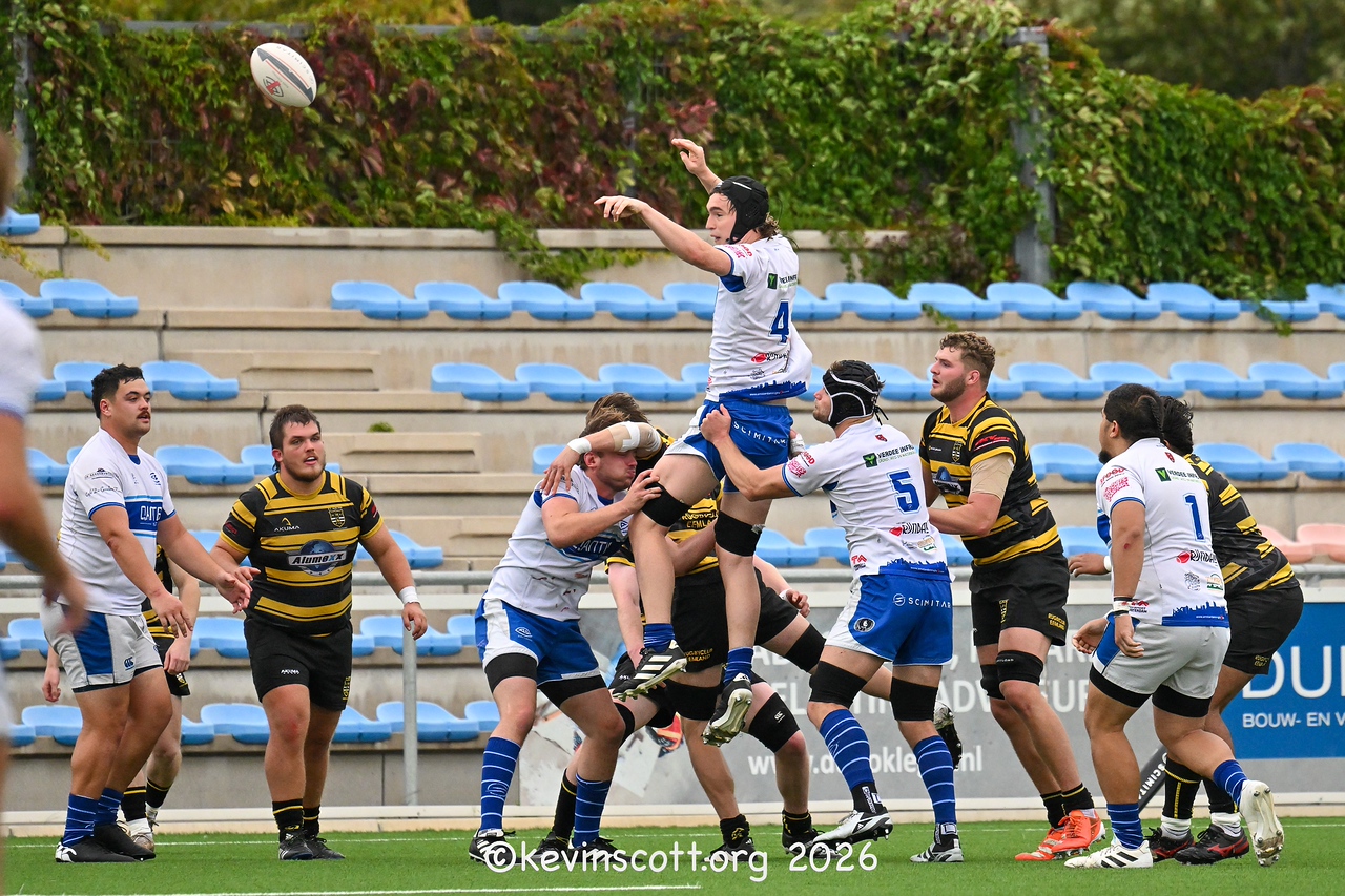 AAC-spelers in wit-blauw tenue liften een jumper in een line-out tegen RC Eemland.