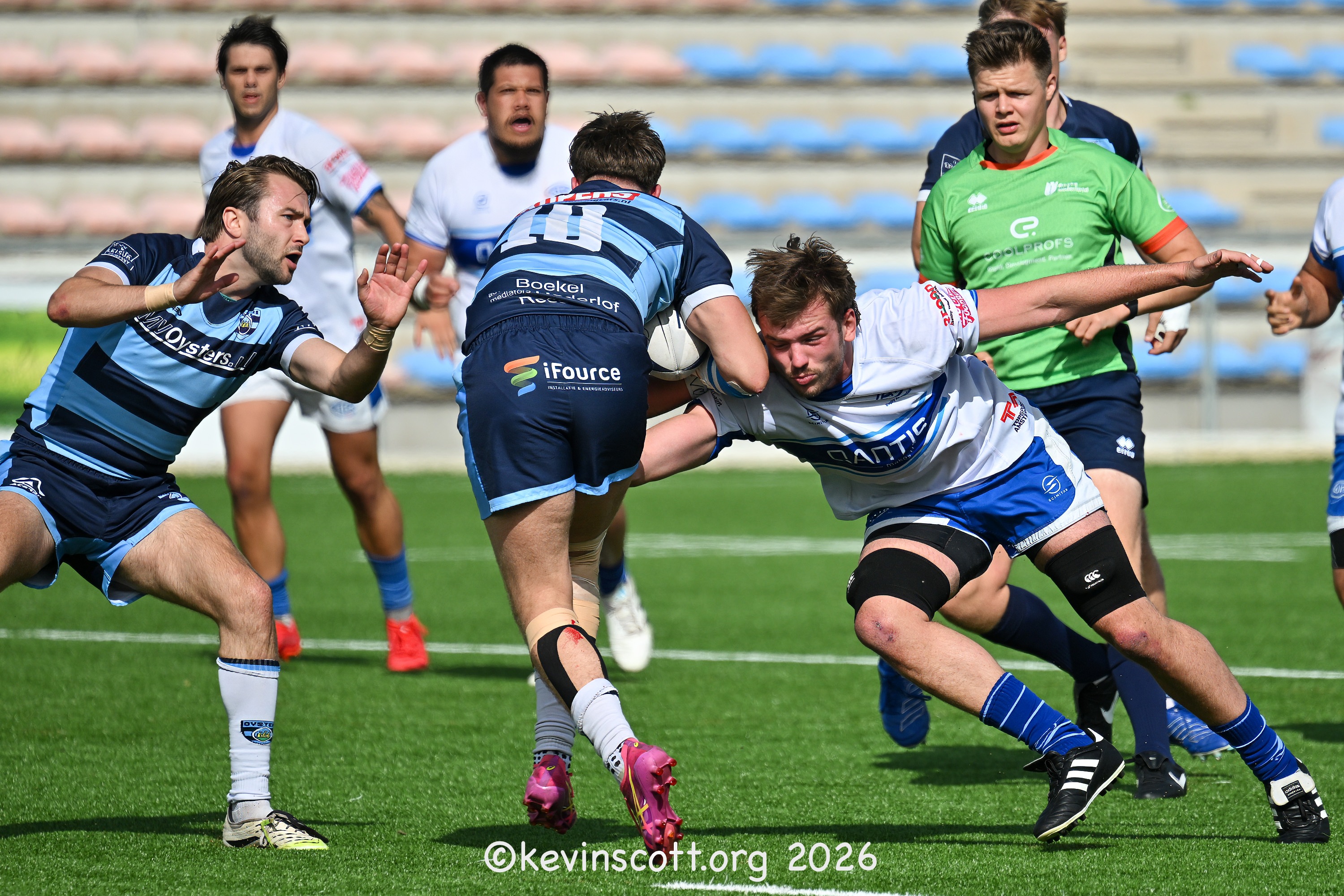 Een AAC-speler in wit-blauw tenue wint een line-out tegen RFC Oisterwijk Oysters