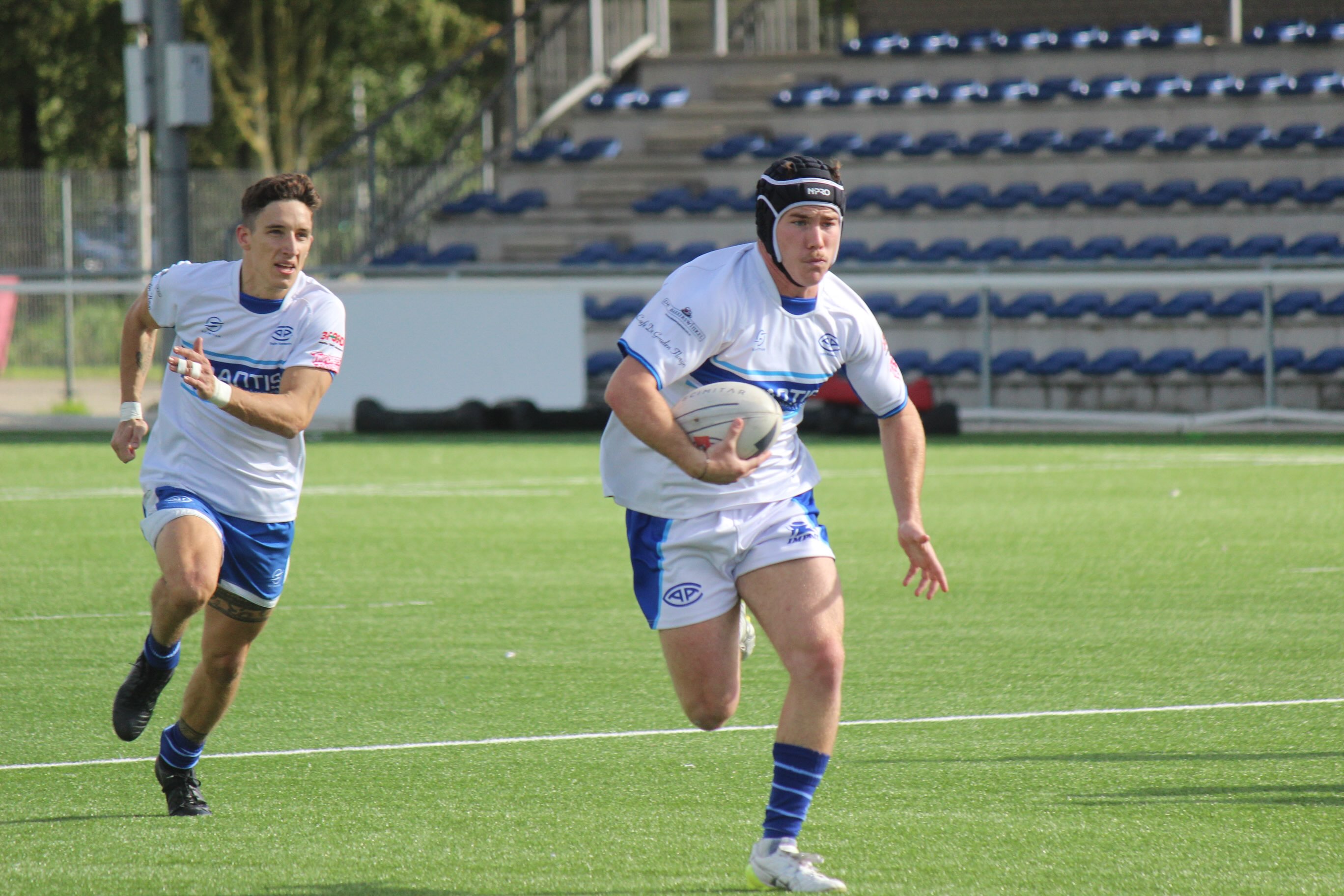 Een AAC-speler in donkerblauw tenue betwist een line-out tegen RC Bulldogs