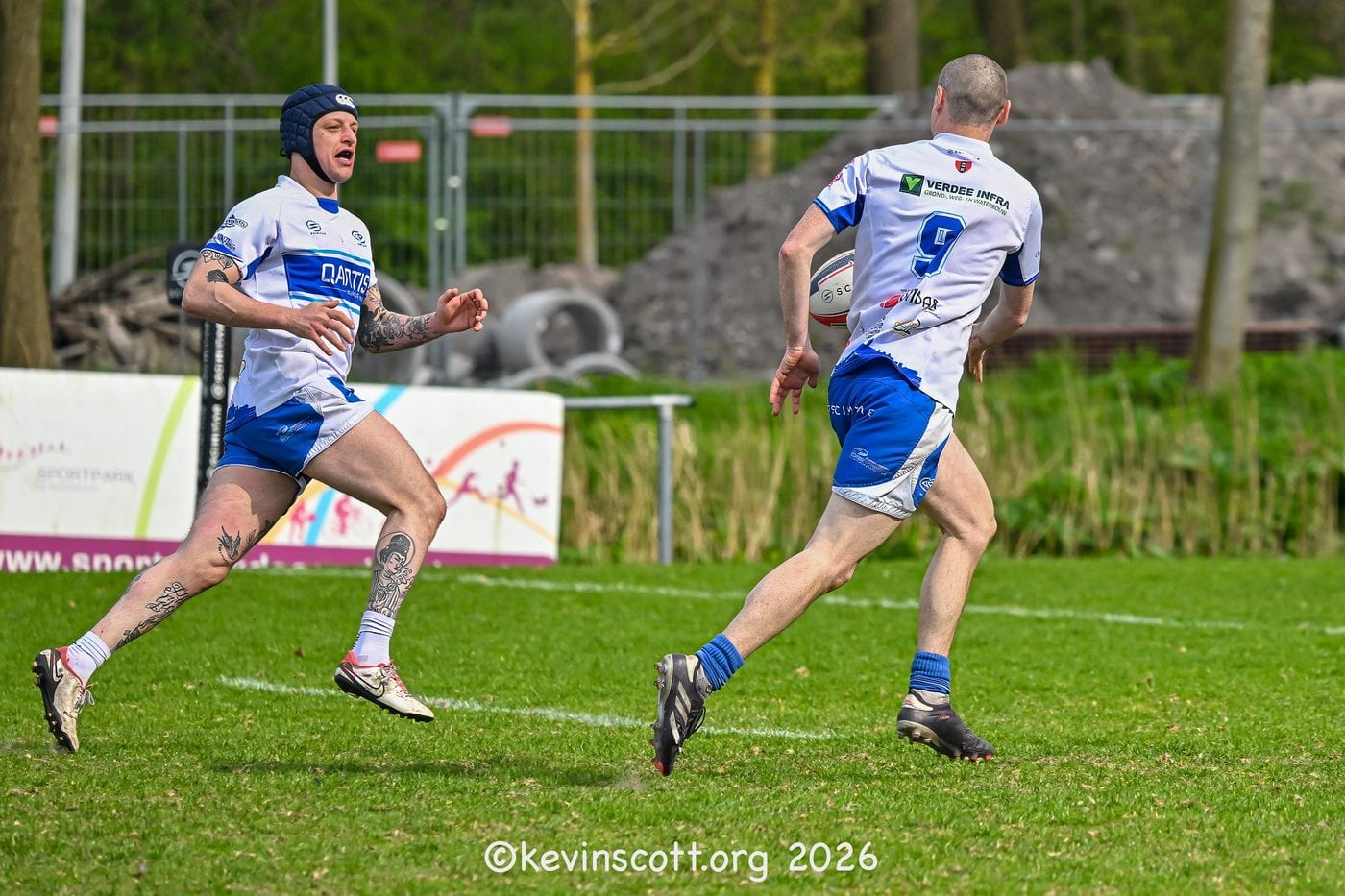 Two AAC 2nd XV spelers combining in attack tegen Zaanse RC