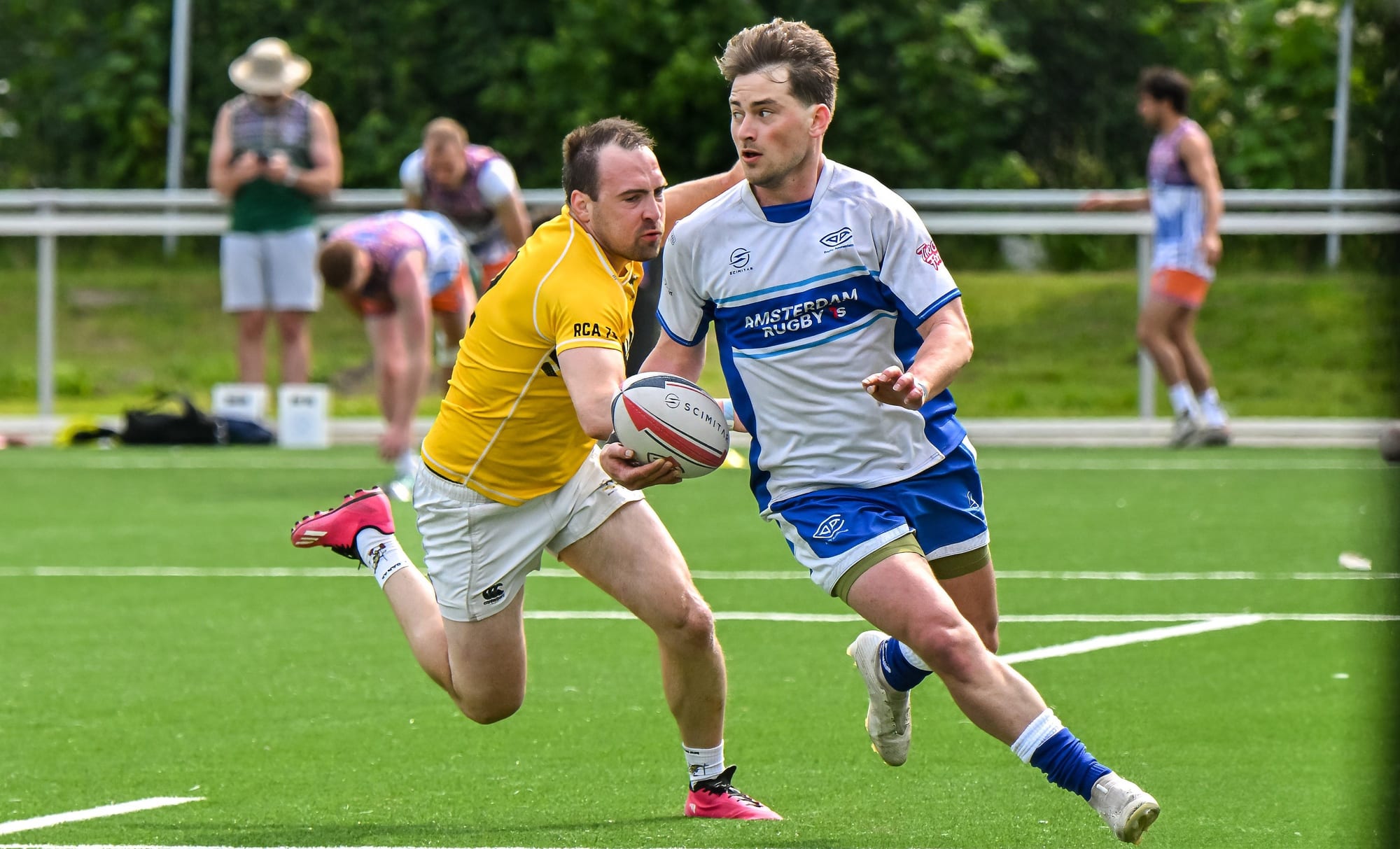 AAC-sevensspeler breekt door langs een verdediger van Aachen RC tijdens de Amsterdam Sevens