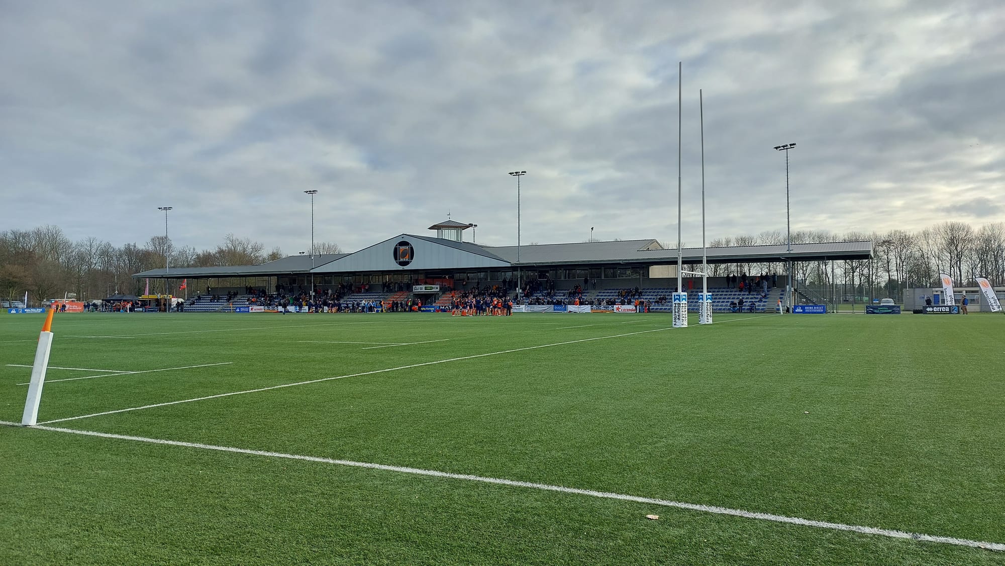Het NRCA-stadion op Sportpark De Eendracht, met tribune en hoofdveld