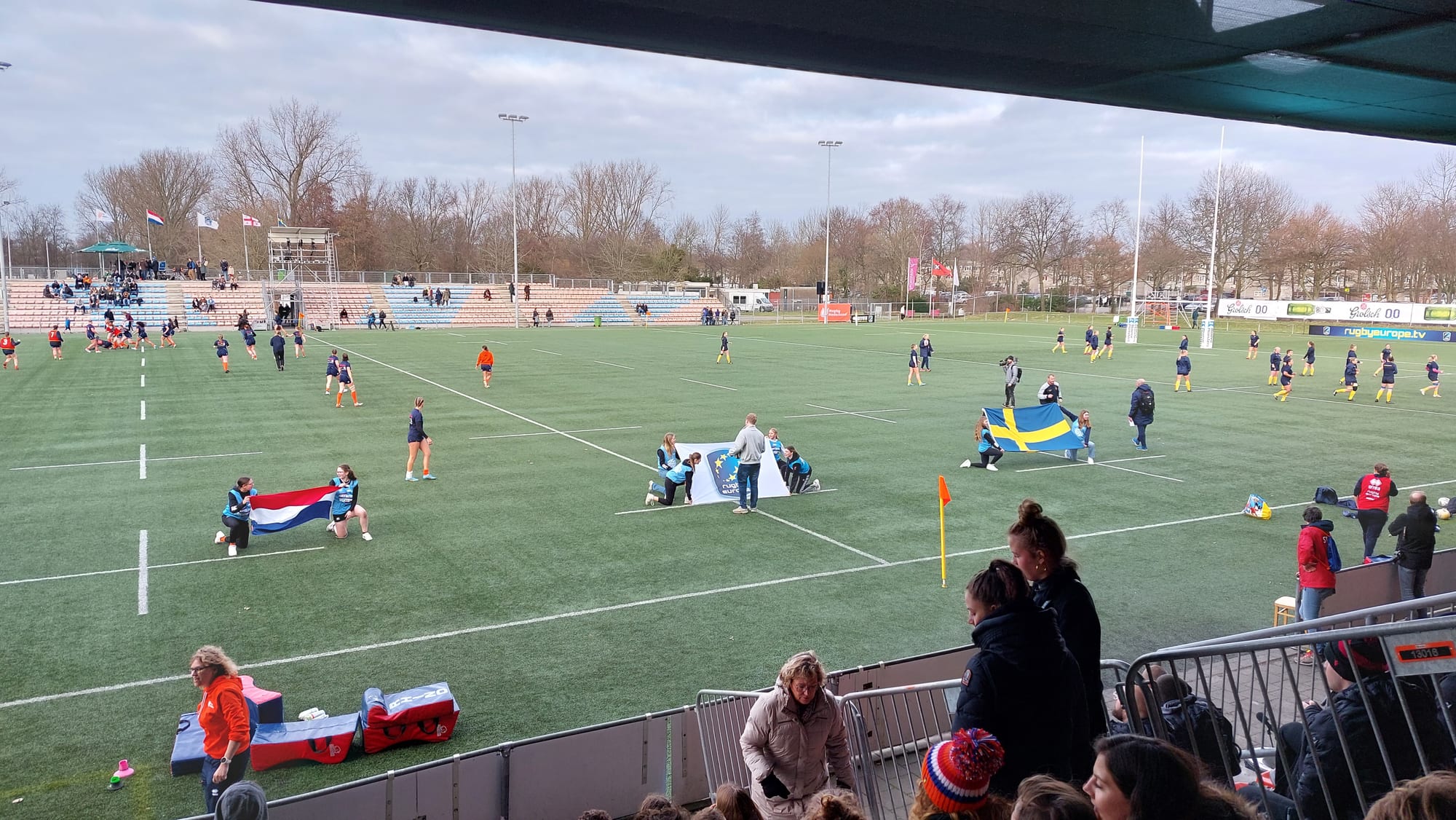 Damesinterland in het NRCA-stadion met de overdekte tribune achter het hoofdveld