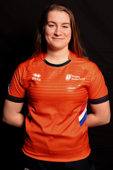 Portret van Julia Morauw in tenue van Nederland