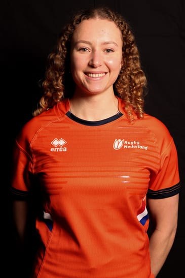 Portret van Maya Sangala in tenue van Nederland