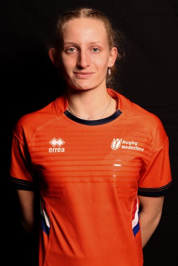 Portret van Merel de Groot in tenue van Nederland
